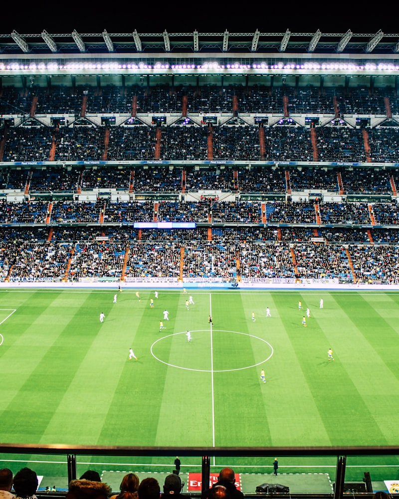 关于我们团队展示 - 团队成员在现代化演播室中讨论足球战术